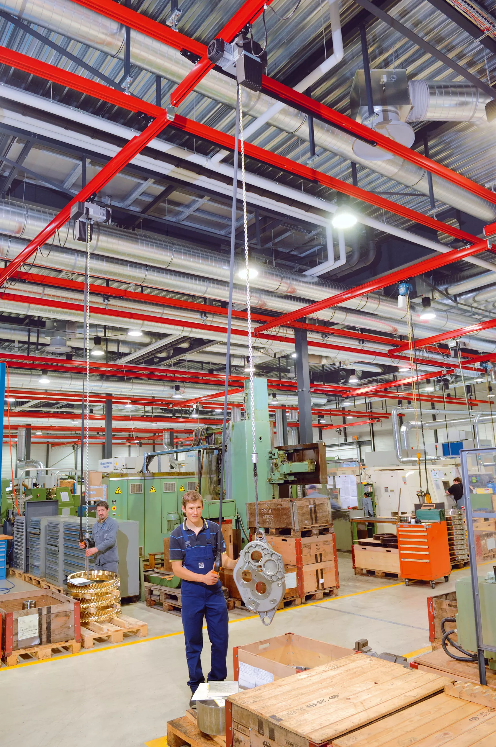 더 큰 인양 높이에서도 안전하고 신뢰할 수 있는 하중 취급: KBK 단일 거더 서스펜션 크레인에 설치된 DC-Com 체인 호이스트.