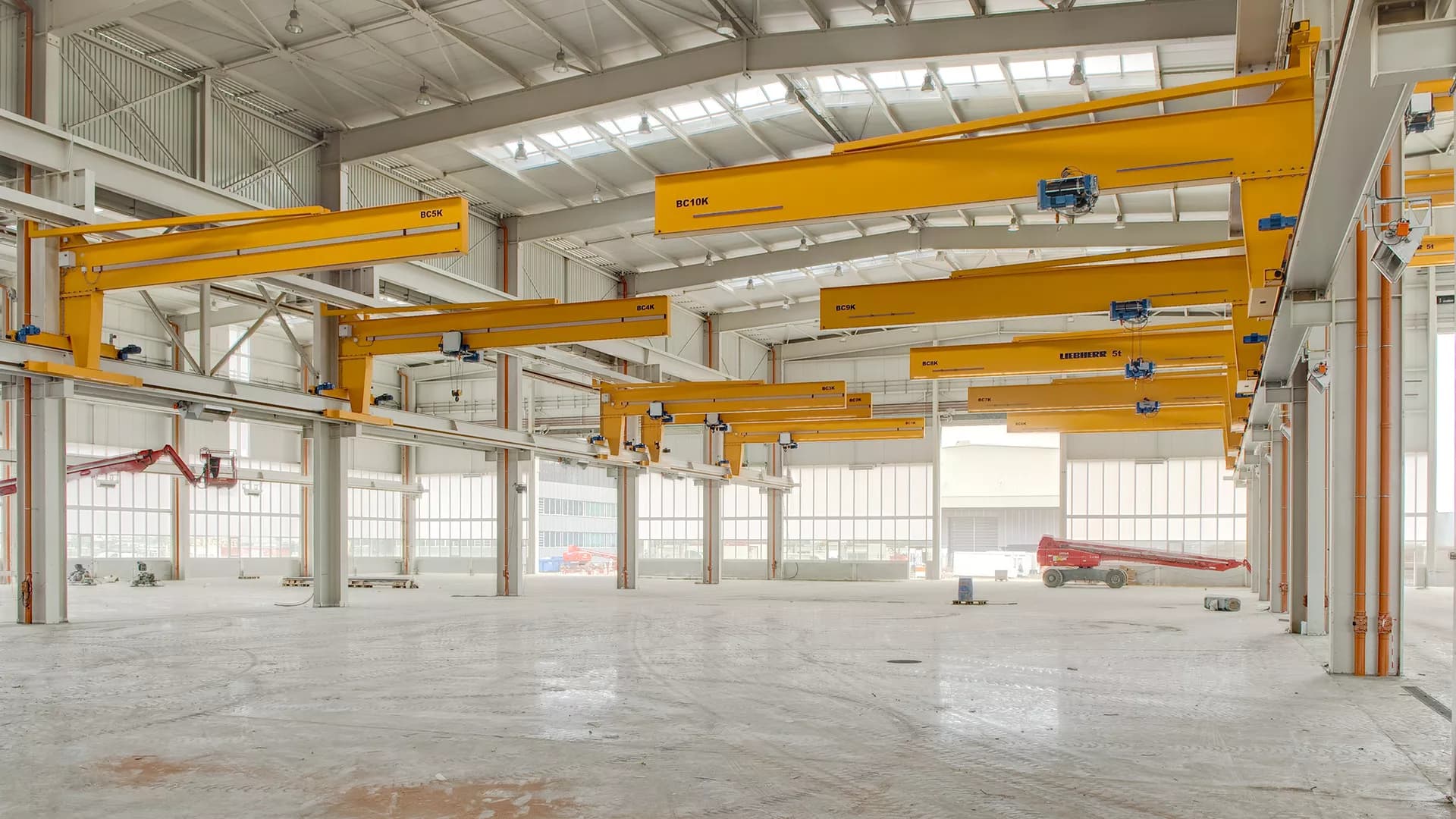 Crane sets for wall-mounted travelling cranes