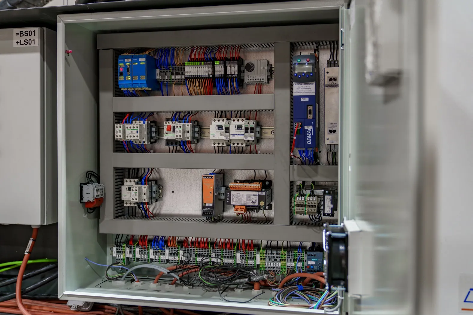 스위치 캐비넷에 통합된 Demag SCU 안전 제어 시스템 어셈블리