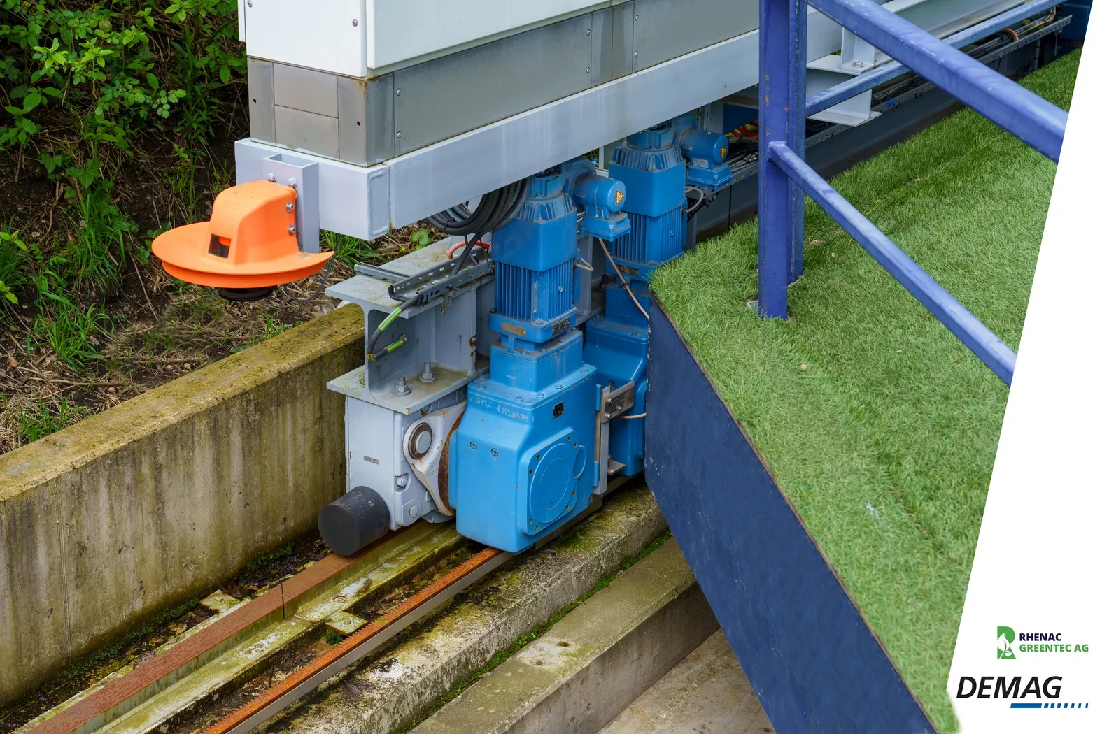 시스템 헤드에 설치된 레이저(오렌지색)와 SCU로 전송되는 센서 피드백